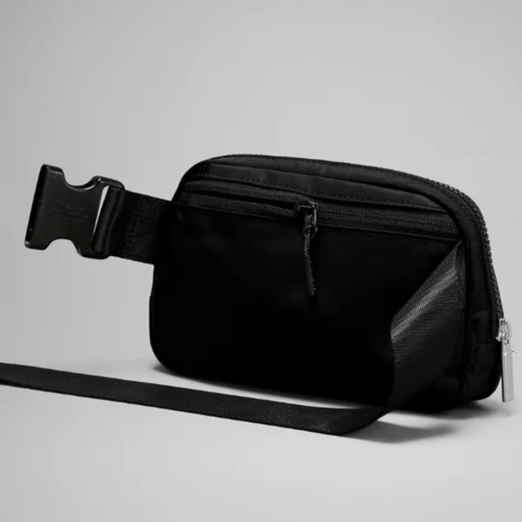 Lululemon Athletica Everywhere Belt Bag in black!🖤 - Picture 4 of 4